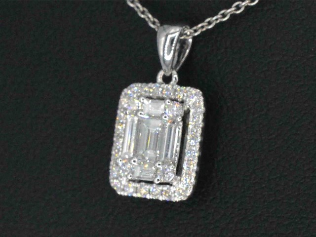 Witgouden hanger met diamanten en emerald shape middensteen - afbeelding 4 van  8