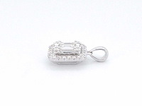 Witgouden hanger met diamanten en emerald shape middensteen - afbeelding 6 van  8