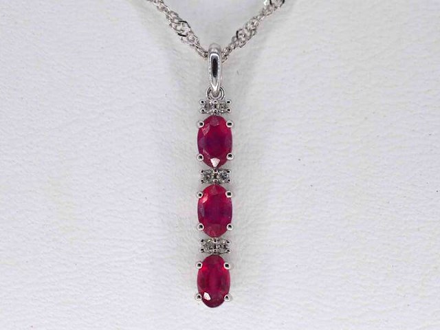 Witgouden hanger met natuurlijke diamanten en robijn, excl. ketting - afbeelding 1 van  7