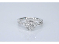 Witgouden hartvormige entourage ring met diamanten - afbeelding 6 van  7