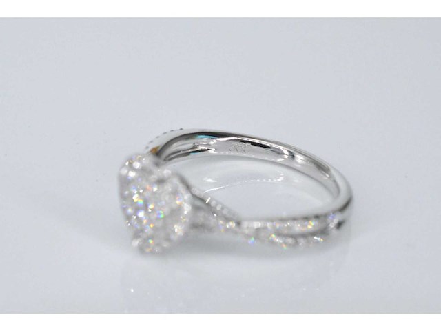 Witgouden hartvormige entourage ring met diamanten - afbeelding 7 van  7