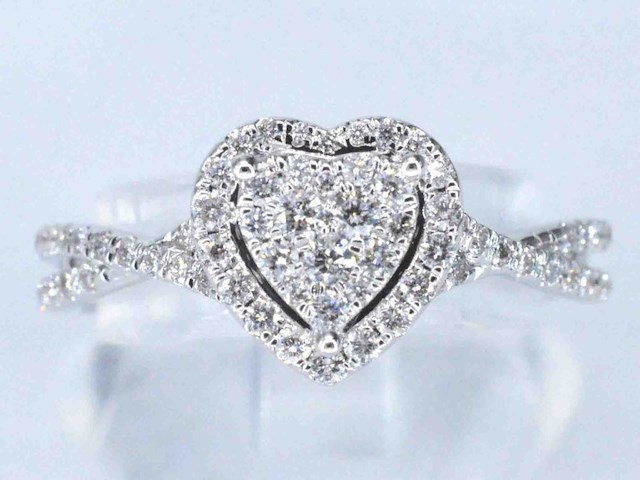 Witgouden hartvormige entourage ring met diamanten - afbeelding 1 van  7
