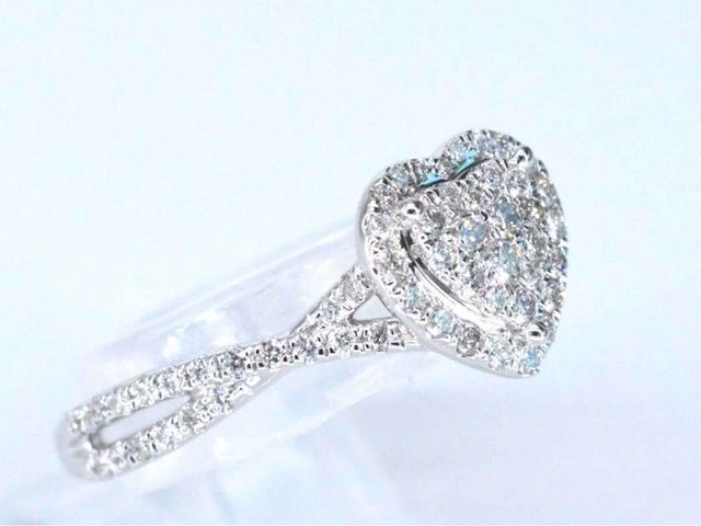 Witgouden hartvormige entourage ring met diamanten - afbeelding 4 van  7