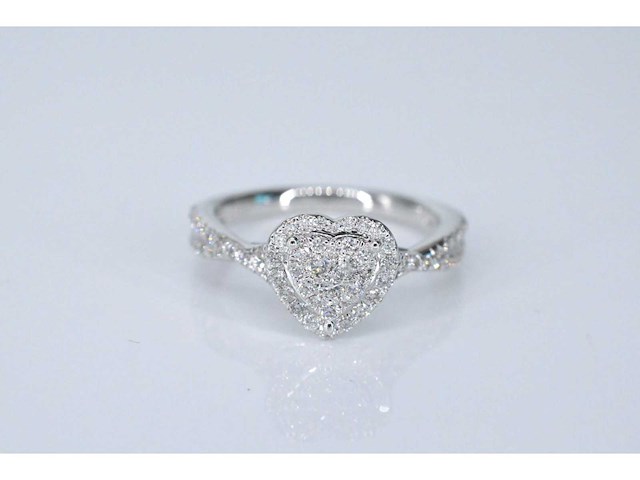 Witgouden hartvormige entourage ring met diamanten - afbeelding 6 van  7