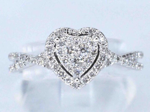 Witgouden hartvormige entourage ring met diamanten - afbeelding 1 van  8