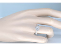 Witgouden hartvormige entourage ring met diamanten - afbeelding 2 van  8