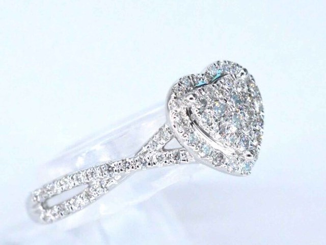 Witgouden hartvormige entourage ring met diamanten - afbeelding 3 van  8