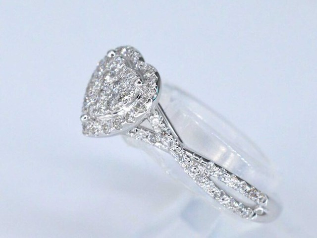 Witgouden hartvormige entourage ring met diamanten - afbeelding 4 van  8