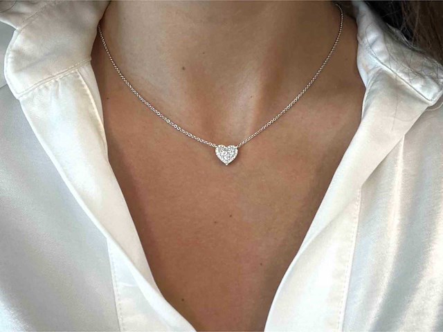 Witgouden hartvormige hanger en collier vol met diamanten - afbeelding 3 van  10