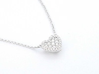 Witgouden hartvormige hanger en collier vol met diamanten - afbeelding 8 van  10