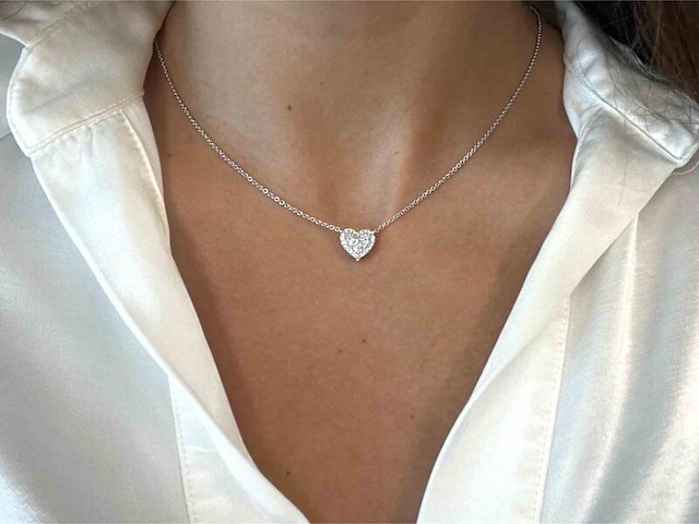 Witgouden hartvormige hanger en collier vol met diamanten - afbeelding 4 van  11