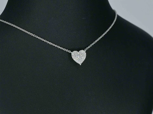 Witgouden hartvormige hanger en collier vol met diamanten - afbeelding 6 van  11