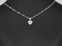 Witgouden hartvormige hanger met diamanten - afbeelding 2 van  7