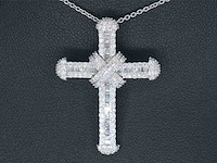 Witgouden kruishanger met diamanten