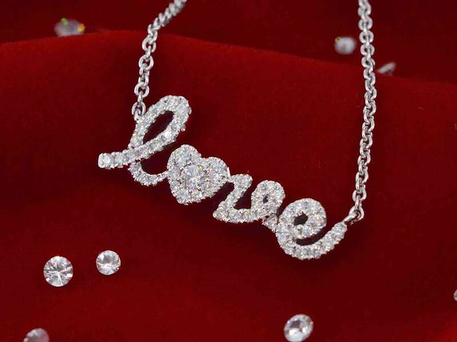 Witgouden 'love' collier met natuurlijke diamanten - afbeelding 1 van  9