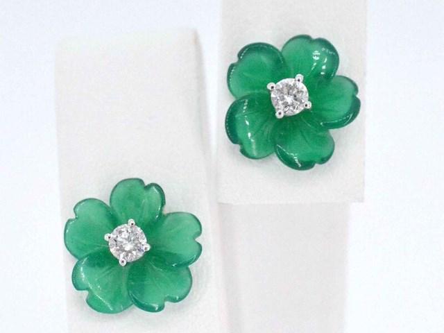 Witgouden oorbellen 0.18 carat met groene edele bloem en grote diamanten - afbeelding 1 van  11