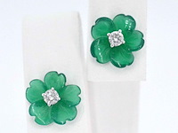 Witgouden oorbellen 0.18 carat met groene edele bloem en grote diamanten - afbeelding 1 van  11