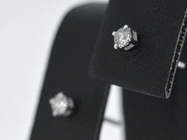 Witgouden oorbellen diamant 0.10 ct - afbeelding 3 van  8