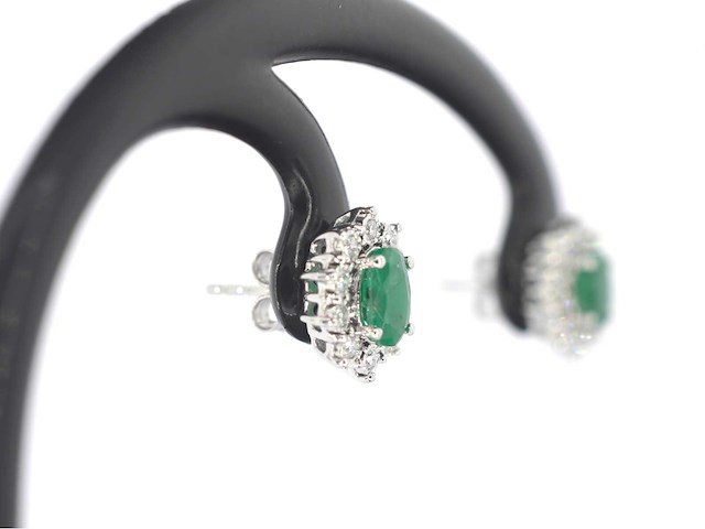 Witgouden oorbellen diamant smaragd - afbeelding 11 van  11