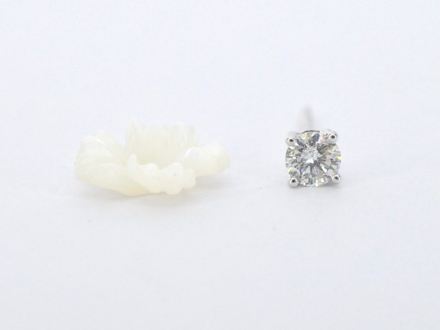 Witgouden oorbellen met 0.18 carat natuurlijke diamanten en parelmoer edele bloem - afbeelding 3 van  8