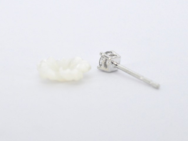 Witgouden oorbellen met 0.18 carat natuurlijke diamanten en parelmoer edele bloem - afbeelding 6 van  8