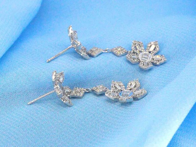 Witgouden oorbellen met 1.50 carat diamanten - afbeelding 7 van  9