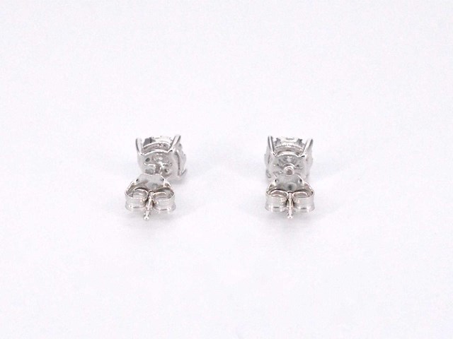 Witgouden oorbellen met briljant geslepen diamanten - afbeelding 5 van  9