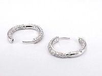 Witgouden oorbellen met briljant geslepen diamanten - afbeelding 7 van  10