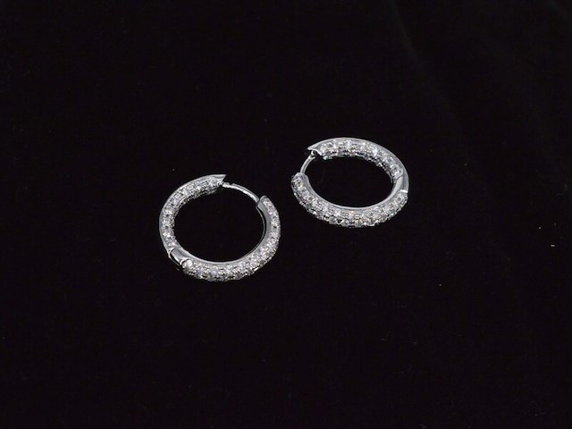 Witgouden oorbellen met briljant geslepen diamanten - afbeelding 9 van  10