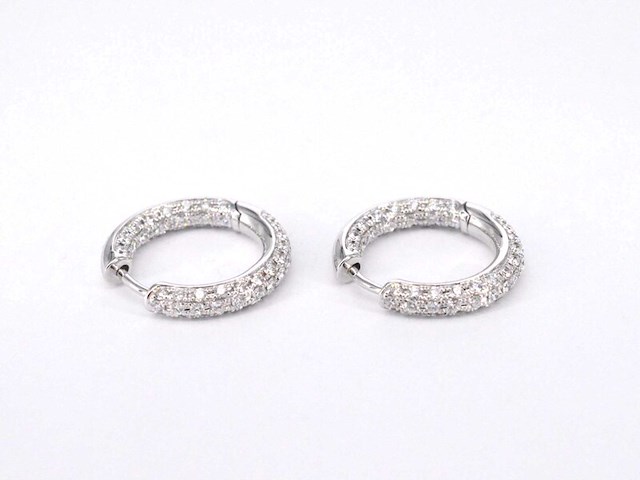 Witgouden oorbellen met briljant geslepen diamanten - afbeelding 6 van  10