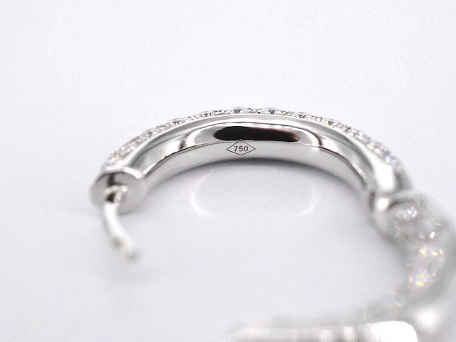 Witgouden oorbellen met briljant geslepen diamanten - afbeelding 8 van  10