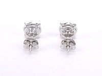 Witgouden oorbellen met briljant geslepen diamanten - afbeelding 8 van  10