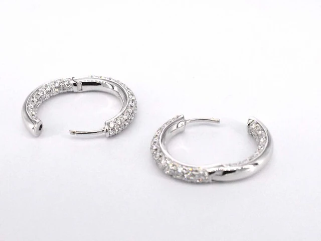 Witgouden oorbellen met briljant geslepen diamanten - afbeelding 7 van  10