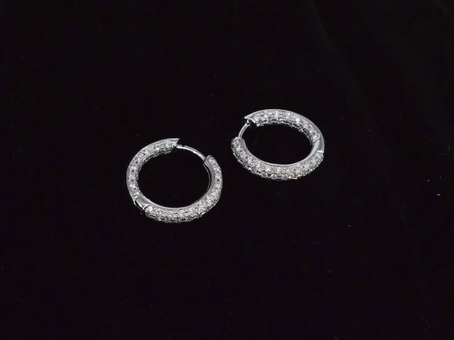 Witgouden oorbellen met briljant geslepen diamanten - afbeelding 9 van  10