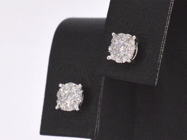 Witgouden oorbellen met briljant geslepen diamanten - afbeelding 4 van  8