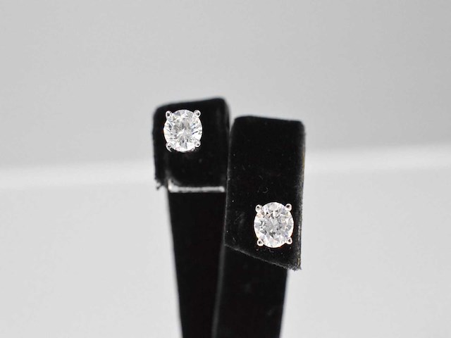 Witgouden oorbellen met diamant 0.50 carat - afbeelding 4 van  5
