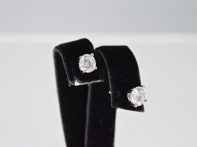 Witgouden oorbellen met diamant 0.50 carat - afbeelding 5 van  5