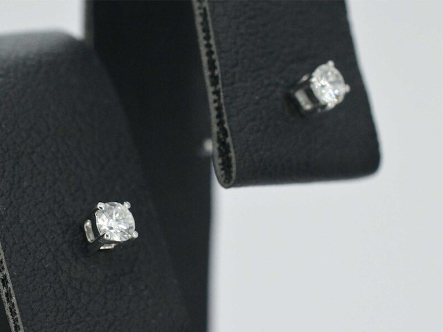 Witgouden oorbellen met diamant - afbeelding 6 van  11