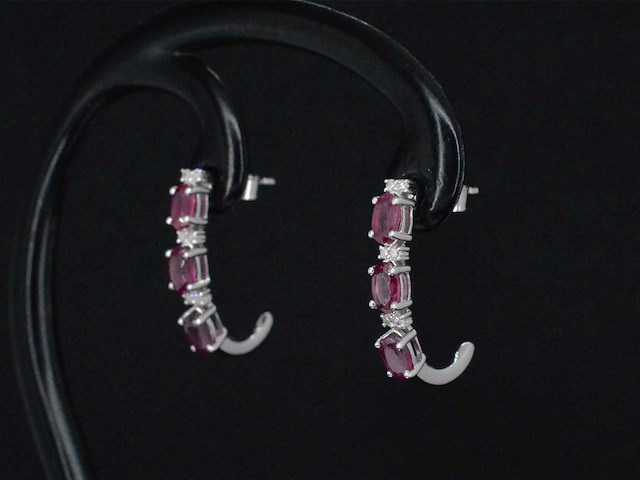 Witgouden oorbellen met diamanten en robijn - afbeelding 1 van  8