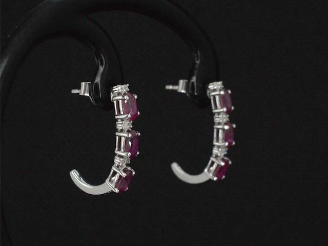 Witgouden oorbellen met diamanten en robijn - afbeelding 3 van  8