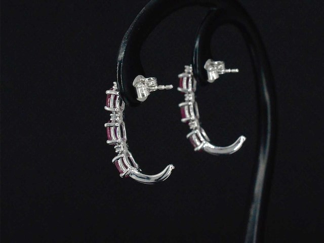 Witgouden oorbellen met diamanten en robijn - afbeelding 8 van  8