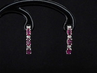 Witgouden oorbellen met diamanten en robijn - afbeelding 5 van  8