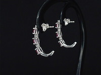 Witgouden oorbellen met diamanten en robijn - afbeelding 4 van  9