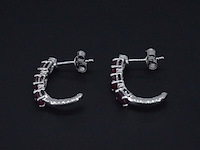 Witgouden oorbellen met diamanten en robijn - afbeelding 5 van  9