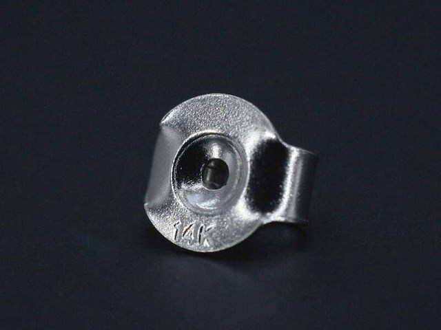 Witgouden oorbellen met diamanten en robijn - afbeelding 7 van  9