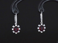 Witgouden oorbellen met diamanten en robijnen