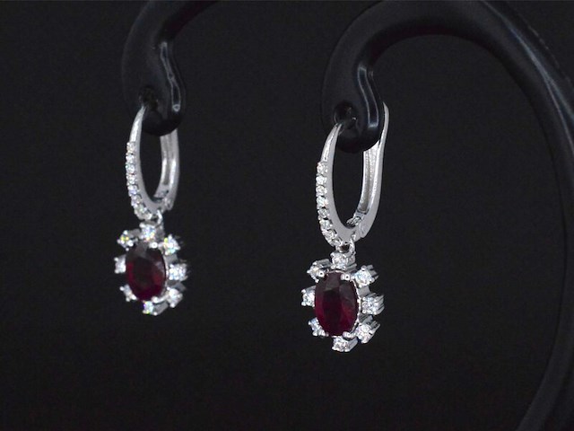 Witgouden oorbellen met diamanten en robijnen - afbeelding 2 van  6