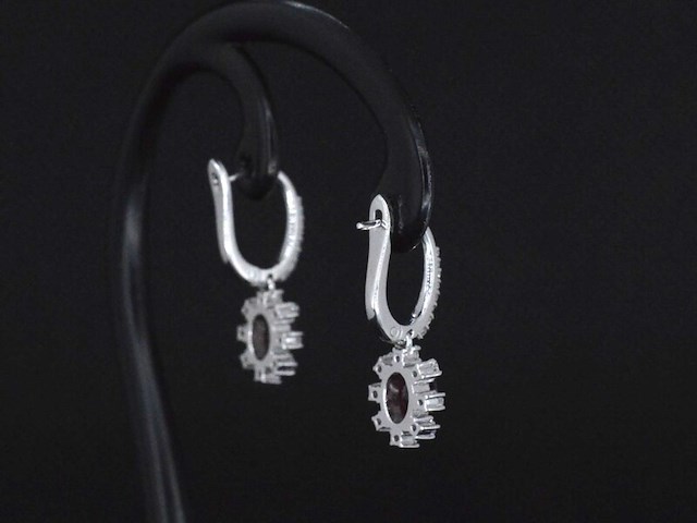 Witgouden oorbellen met diamanten en robijnen - afbeelding 4 van  6