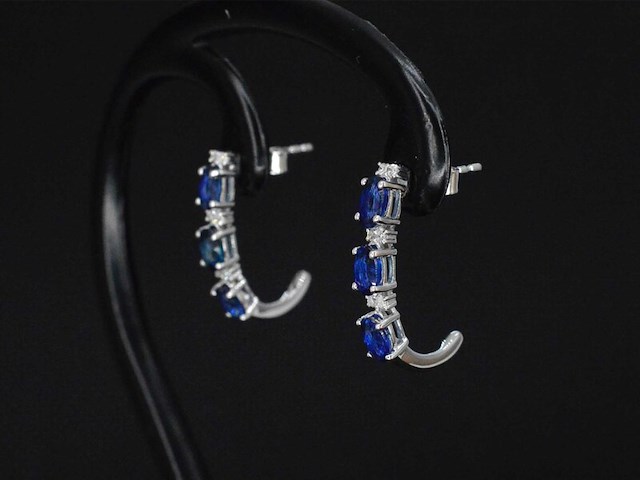 Witgouden oorbellen met diamanten en saffier - afbeelding 1 van  9