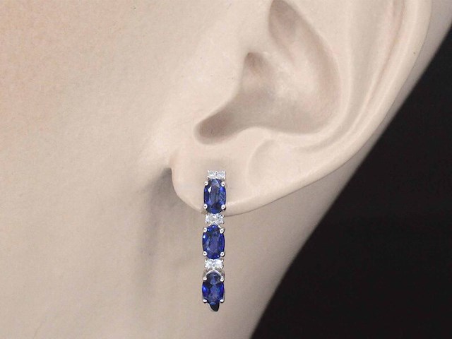 Witgouden oorbellen met diamanten en saffier - afbeelding 2 van  9
